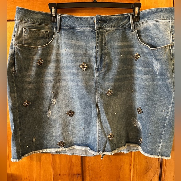 Plus size Blue jean skirt with stones - Picture 2 of 3